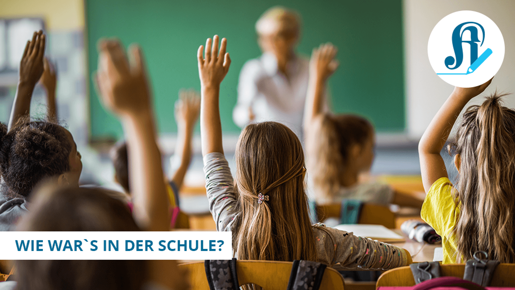 Kinder in einem Klassenraum von hinten, alle zeigen auf, unscharf ist im Hintergrund eine Tafel und eine Lehrerin zu erkennen.