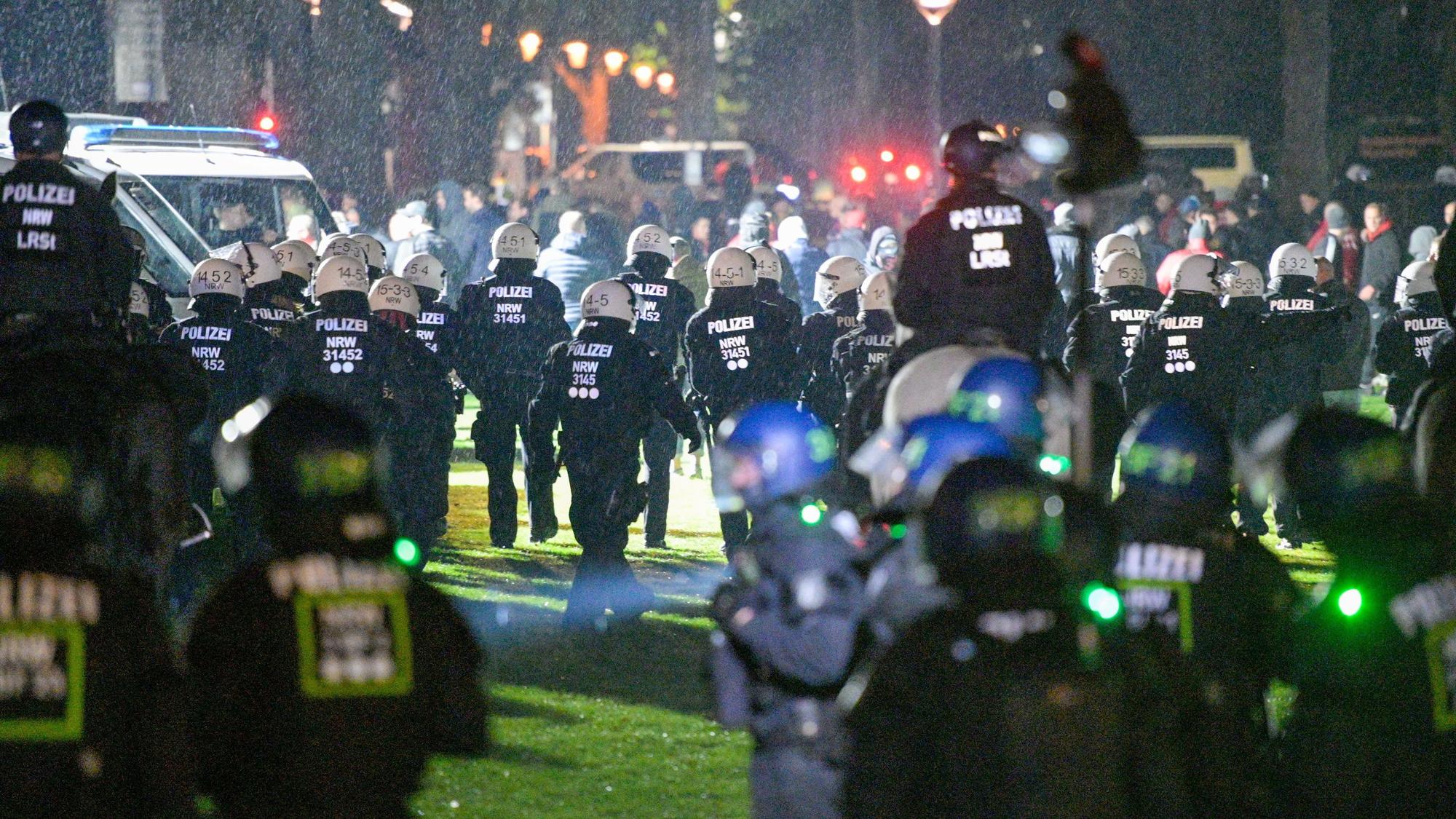 Polizei im Einsatz bei Fußballspiel der Europa Conference League zwischen dem 1. FC Köln und OGC Nizza.