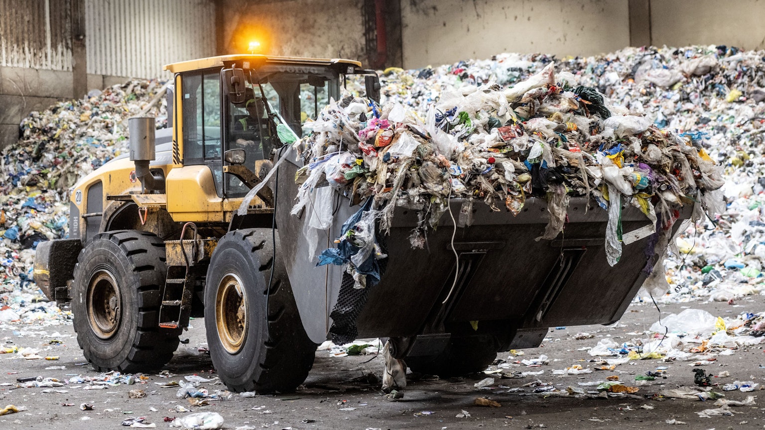 Müll, überwiegend aus dem sogenannten Gelben Sack, wird nach der Anlieferung in der Abfallverwertungsanlage von einem Radlader transportiert.