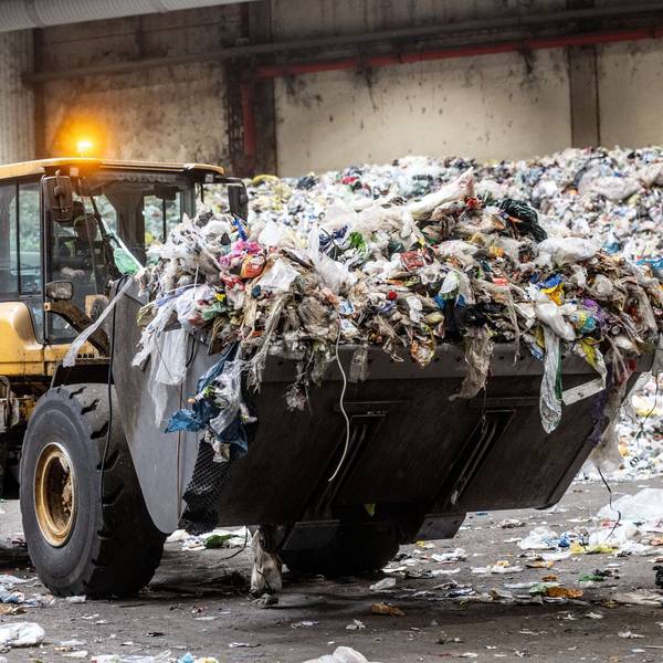 Müll, überwiegend aus dem sogenannten Gelben Sack, wird nach der Anlieferung in der Abfallverwertungsanlage von einem Radlader transportiert.