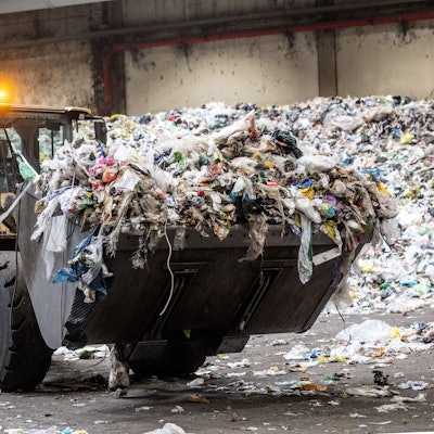 Müll, überwiegend aus dem sogenannten Gelben Sack, wird nach der Anlieferung in der Abfallverwertungsanlage von einem Radlader transportiert.