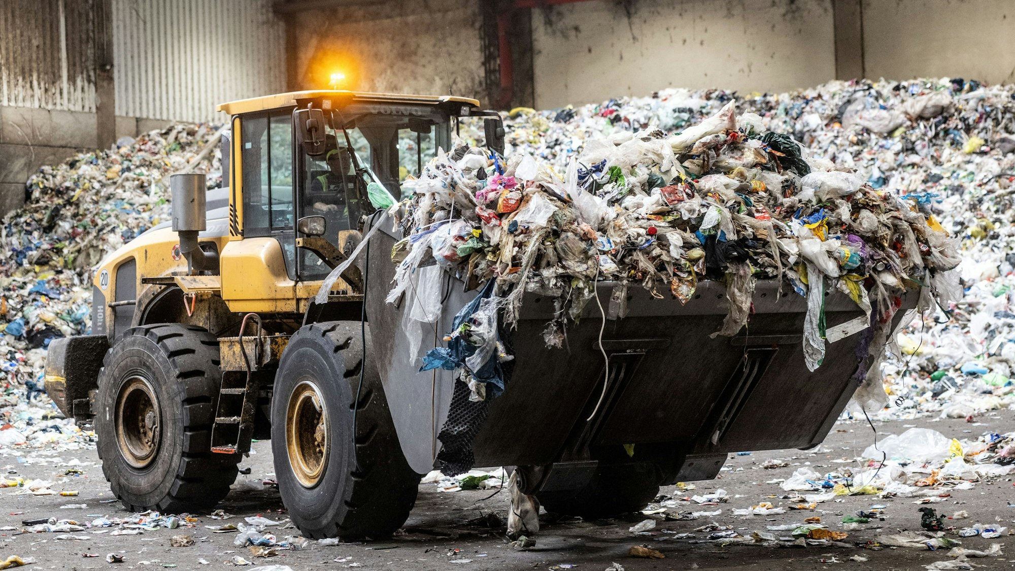 Müll, überwiegend aus dem sogenannten Gelben Sack, wird nach der Anlieferung in der Abfallverwertungsanlage von einem Radlader transportiert.