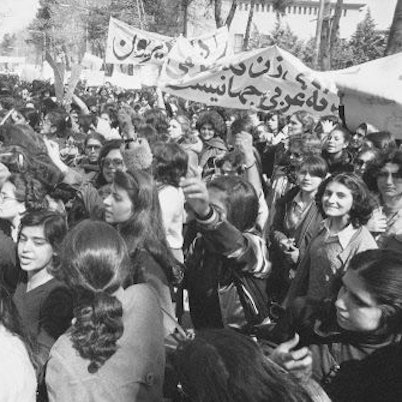 Das Bild zeigt protestierende Iranerinnen im März 1979.