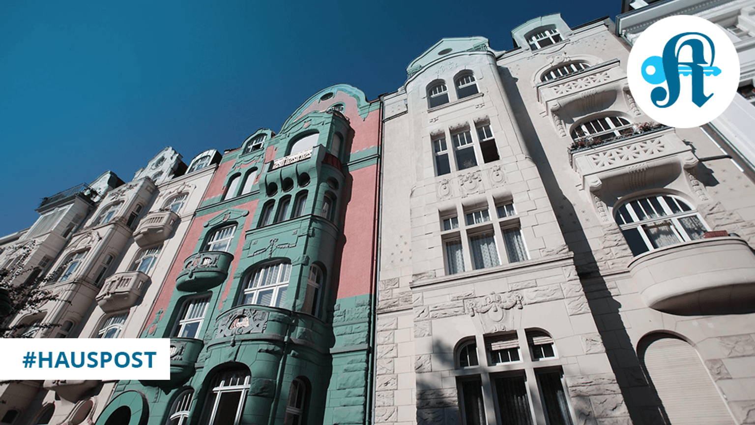 Eine Gründerzeit-Straße in Köln, Perspektive von unten mit blauem Himmel. Im Vordergrund das mit #Hauspost-Logo und das Logo des „Kölner Stadt-Anzeiger“. Im Vordergrund die Logos von KStA Green und „Kölner Stadt-Anzeiger“.
