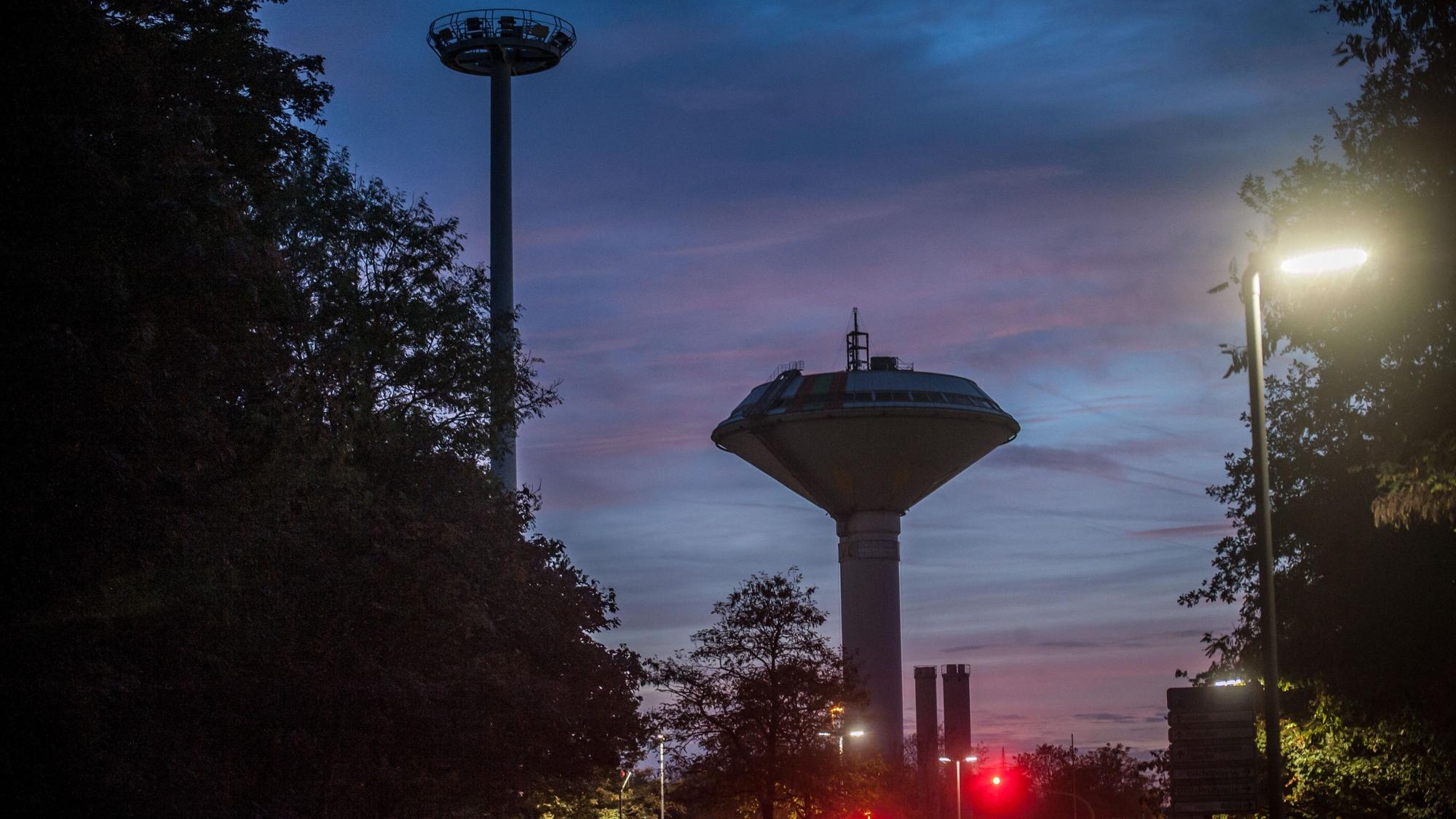 Während eine Straßenlaterne rechts noch eingeschaltet ist. an der Olof-Palme-Straße, Wasserturm, EVL, Gasmangellage, Energieknappheit, Strom sparen. Foto: Ralf Krieger