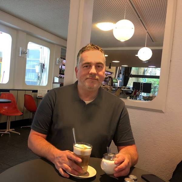 Der Kölner Philipp Kratz mit Latte Macchiato im Café Hallmackenreuther