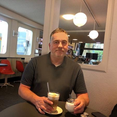 Der Kölner Philipp Kratz mit Latte Macchiato im Café Hallmackenreuther