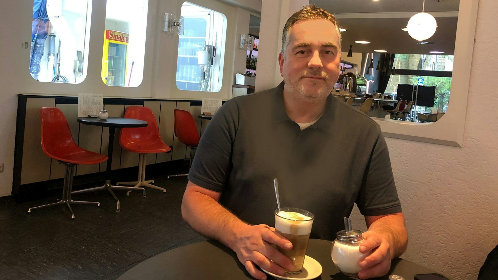 Der Kölner Philipp Kratz mit Latte Macchiato im Café Hallmackenreuther