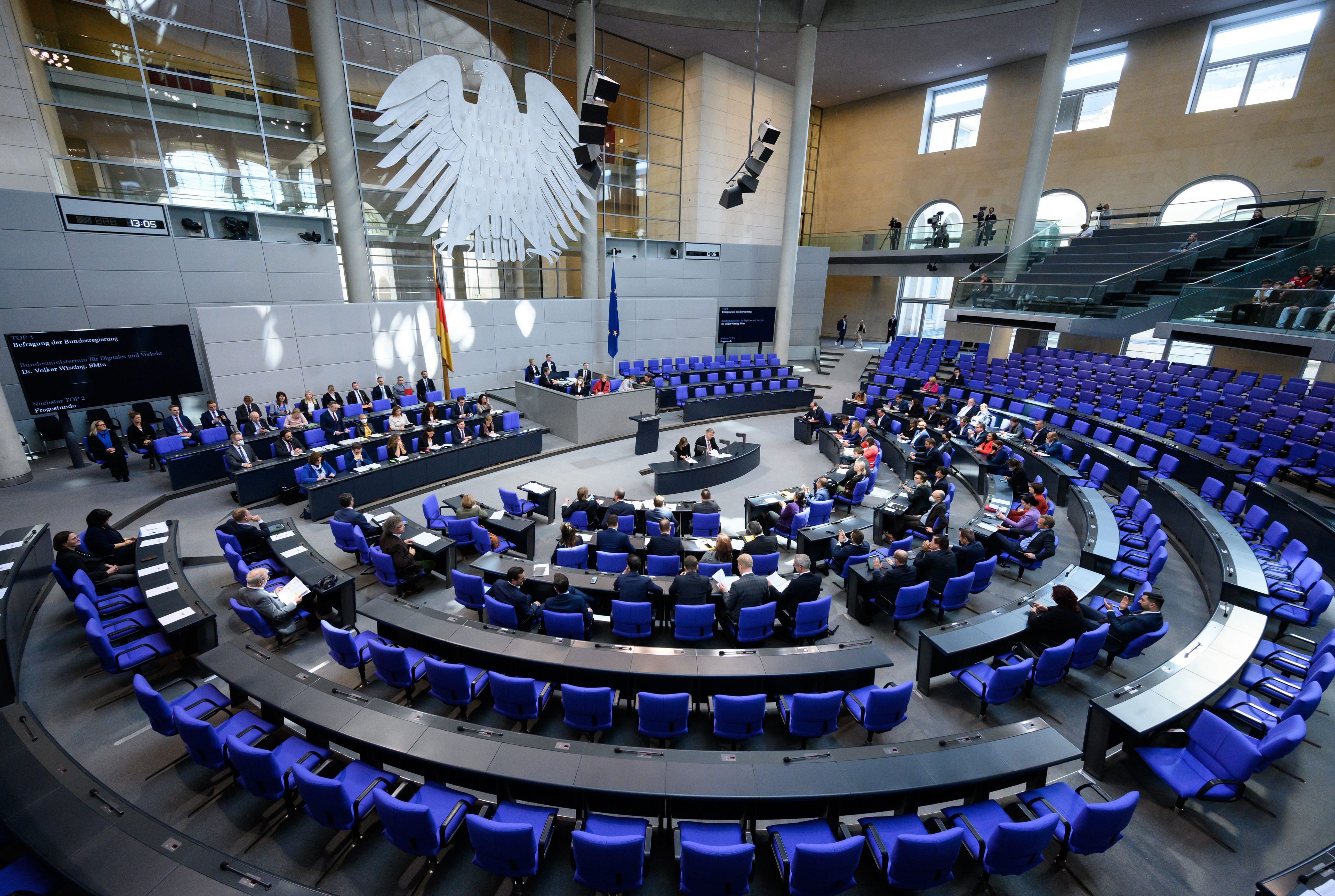 Abgeordnete sitzen im Bundestag.