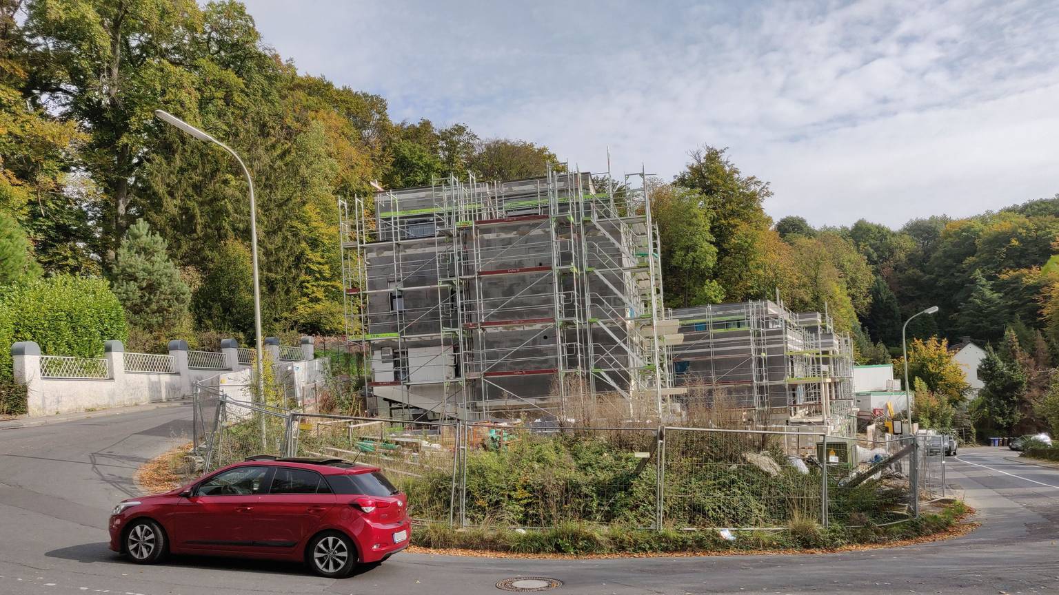 Ein Auto fährt die obere Kirchstraße in Leichlingen im Bereich der Kurve an der Baustelle hoch.