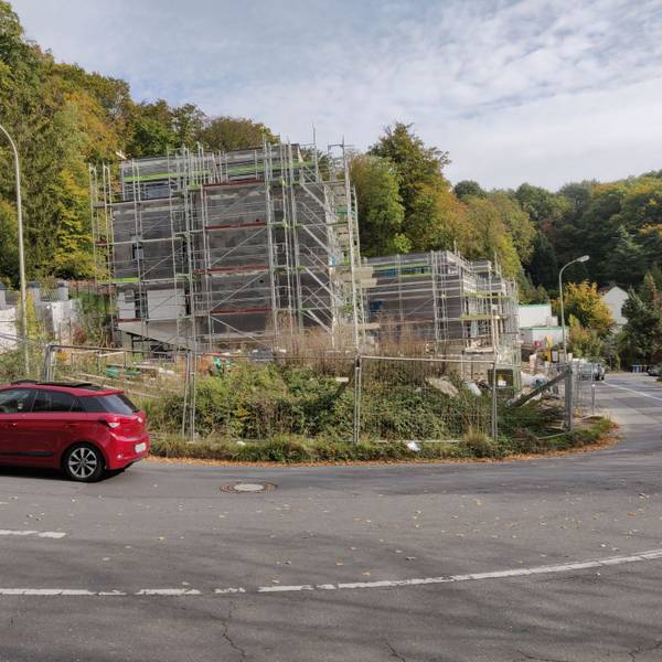 Ein Auto fährt die obere Kirchstraße in Leichlingen im Bereich der Kurve an der Baustelle hoch.