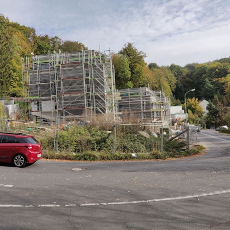 Ein Auto fährt die obere Kirchstraße in Leichlingen im Bereich der Kurve an der Baustelle hoch.