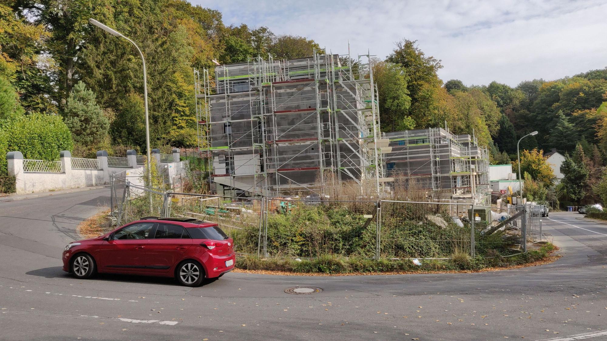 Ein Auto fährt die obere Kirchstraße in Leichlingen im Bereich der Kurve an der Baustelle hoch.