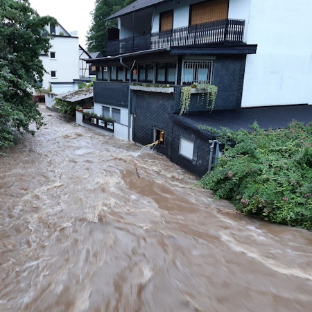 Das Symbolfoto zeigt Hochwasser an der Leppe in Engelskirchen am Abend des 14. Juli 2021.
