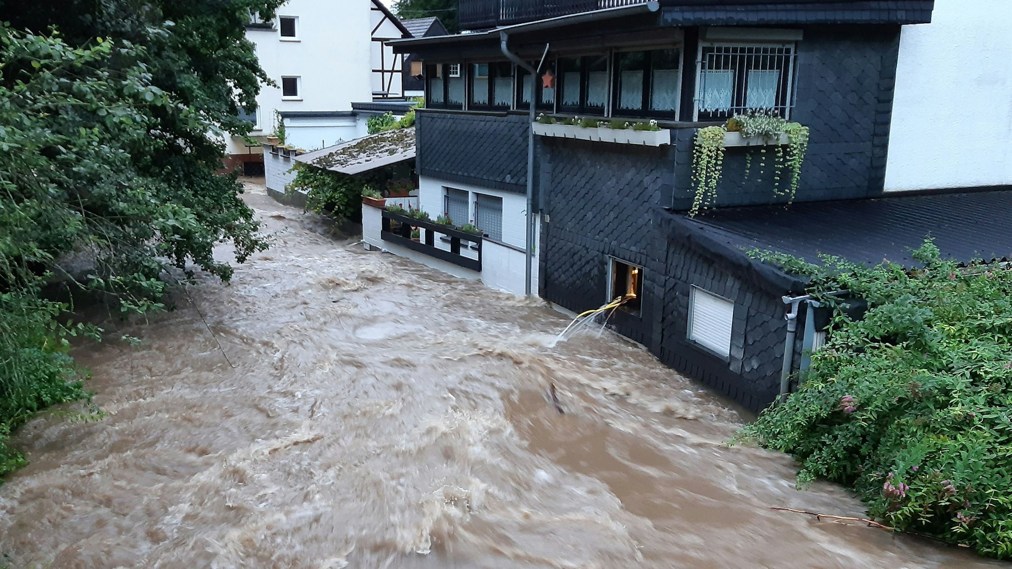 Das Symbolfoto zeigt Hochwasser an der Leppe in Engelskirchen am Abend des 14. Juli 2021.