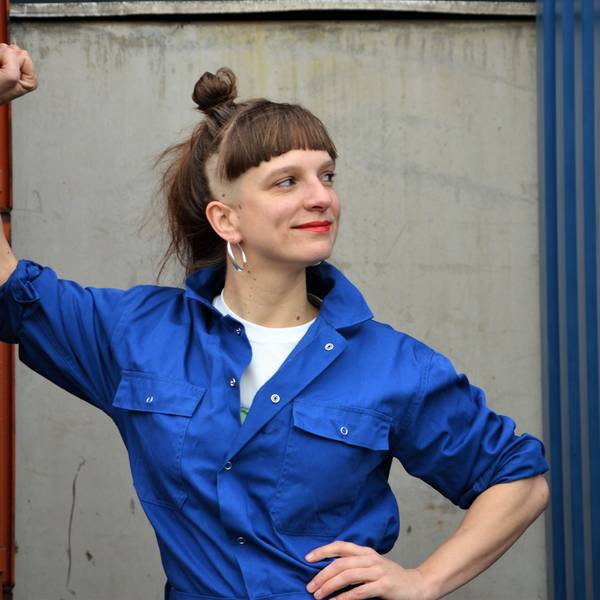 Musikerin Jenny Thiele steht vor einer Wand