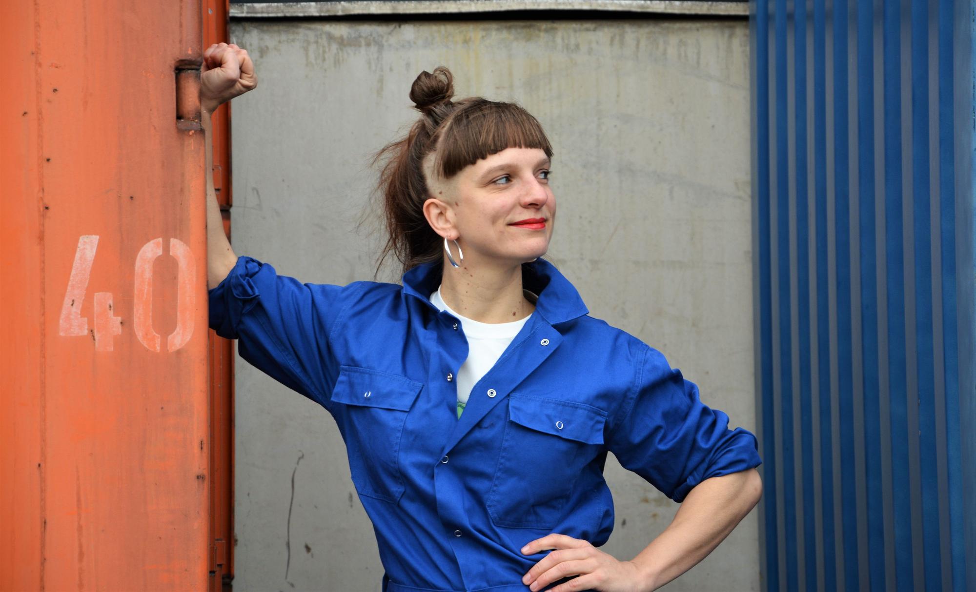 Jenny Thiele lehnt an einem Container.