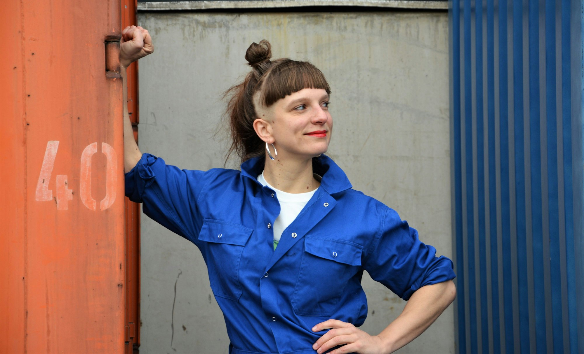 Jenny Thiele lehnt an einem Container.