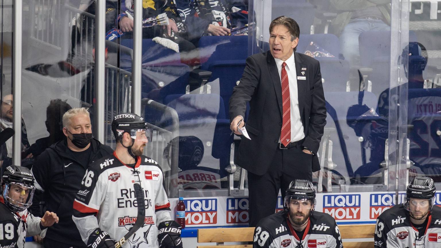 Trainer Uwe Krupp von Kölner Haie (4.v.r) verfolgt das Spiel hinter seinem Team.