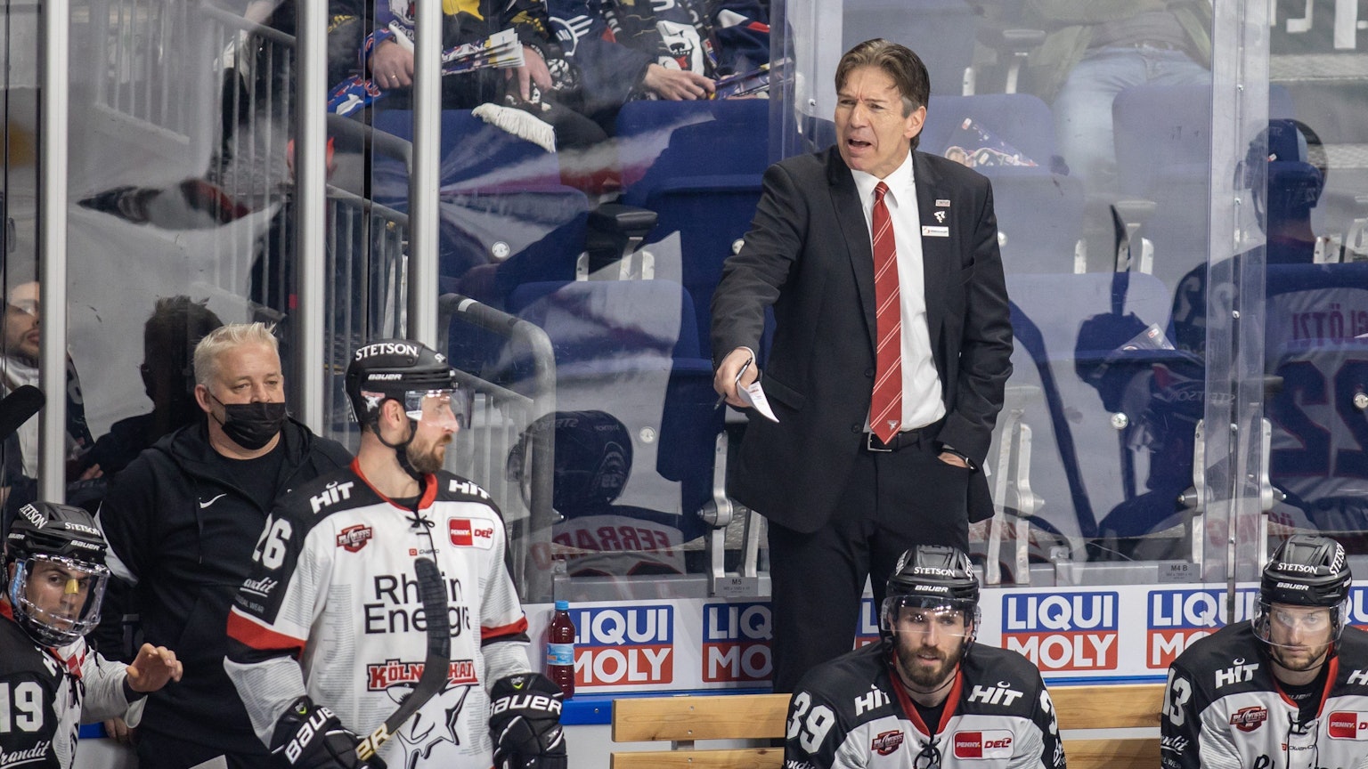 Trainer Uwe Krupp von Kölner Haie (4.v.r) verfolgt das Spiel hinter seinem Team.