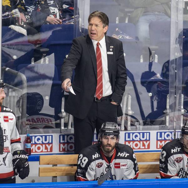 Trainer Uwe Krupp von Kölner Haie (4.v.r) verfolgt das Spiel hinter seinem Team.
