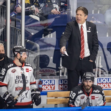 Trainer Uwe Krupp von Kölner Haie (4.v.r) verfolgt das Spiel hinter seinem Team.
