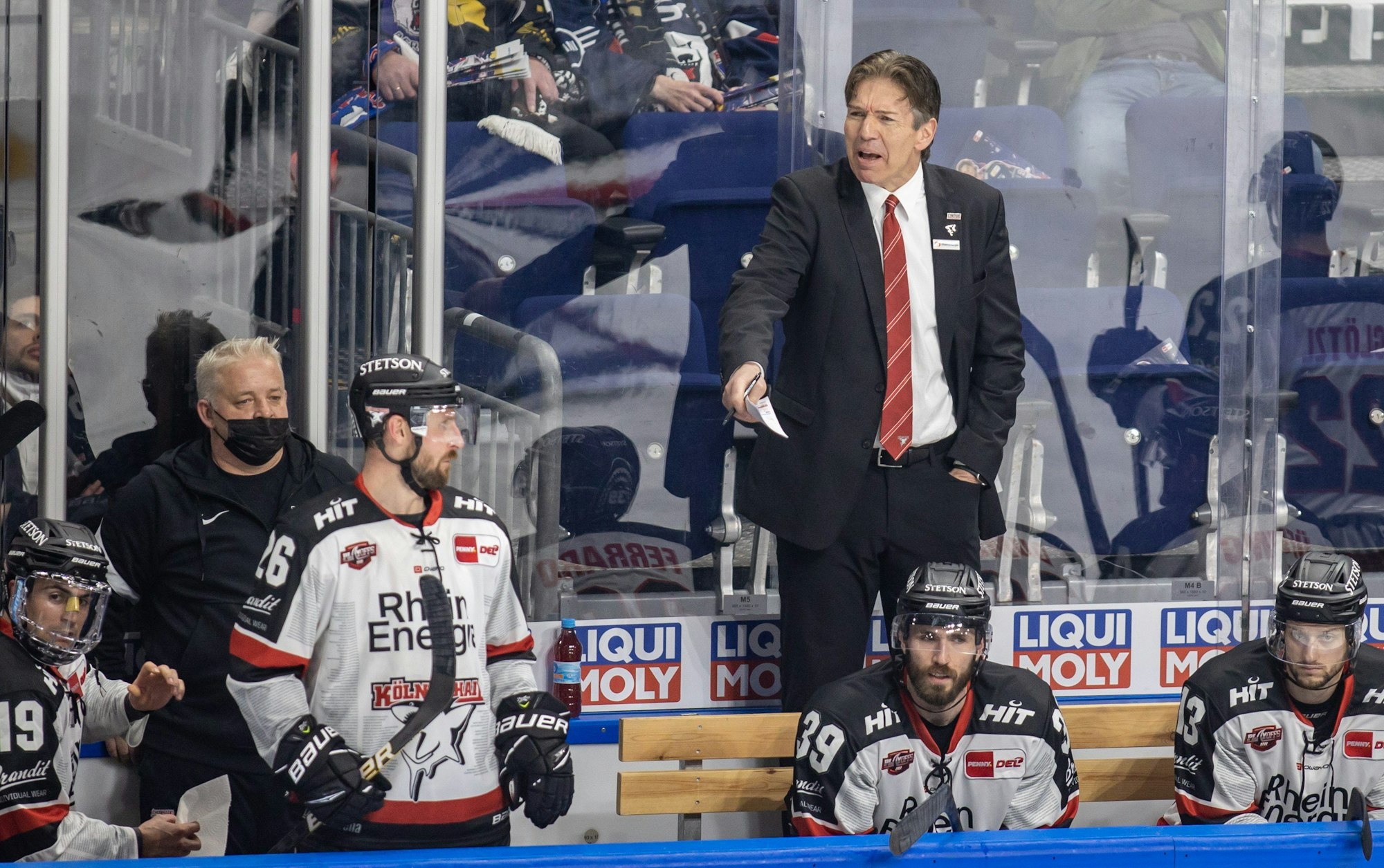 Trainer Uwe Krupp von Kölner Haie (4.v.r) verfolgt das Spiel hinter seinem Team.