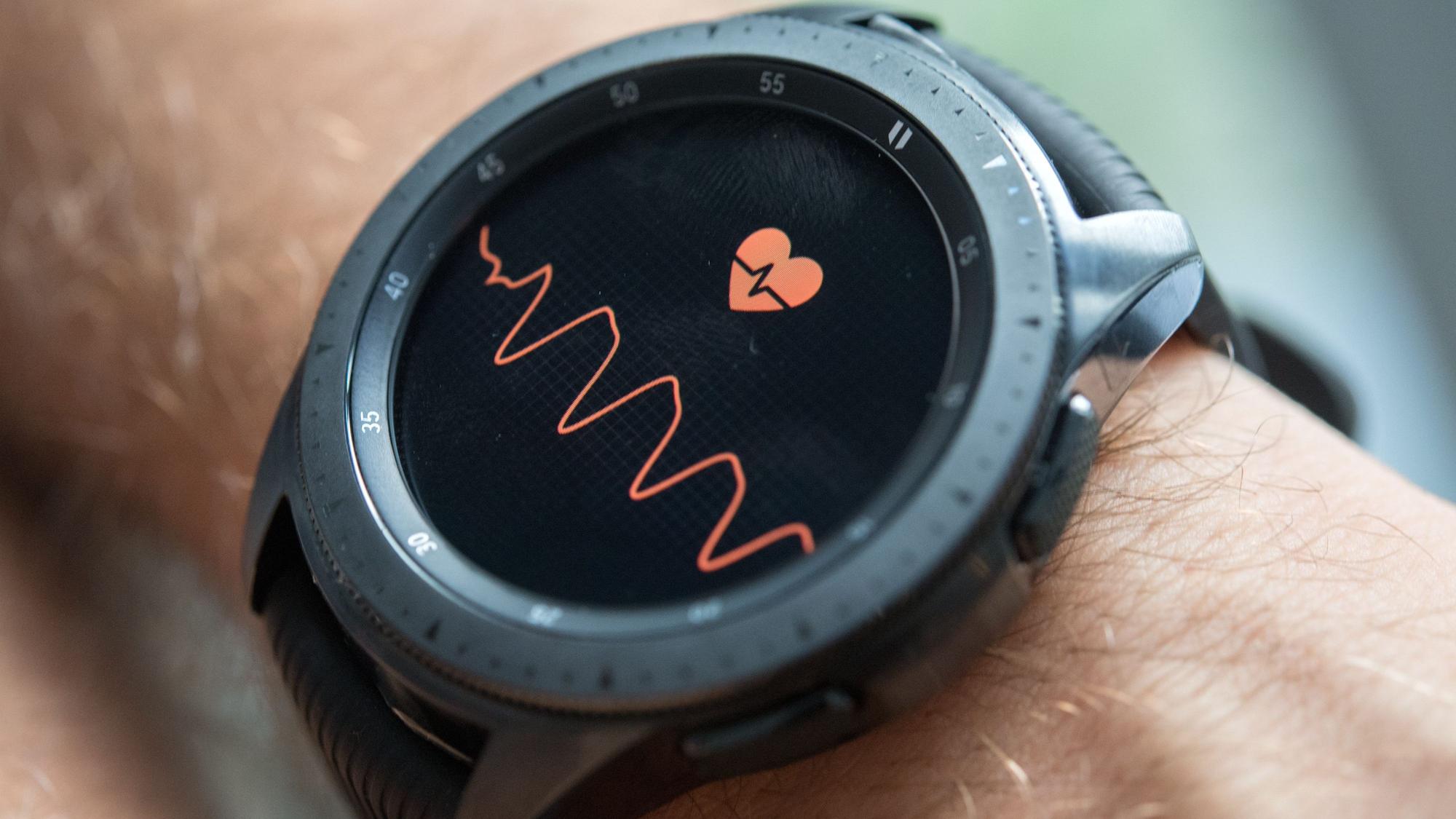 Eine Smartwatch an einem Handgelenk misst die Herzfrequenz