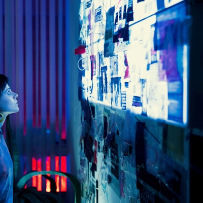 Linn (Lili Epply) betrachtet einen Bildschirm in der Sky-Serie „Souls“