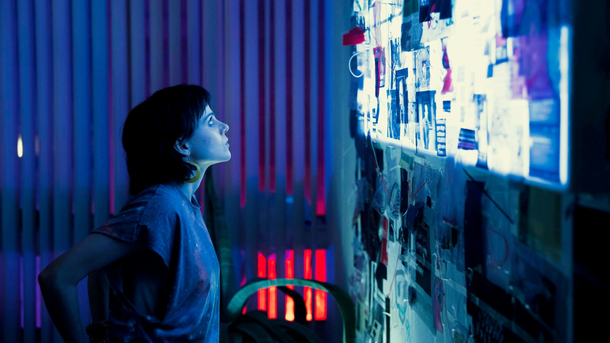 Linn (Lili Epply) betrachtet einen Bildschirm in der Sky-Serie „Souls“