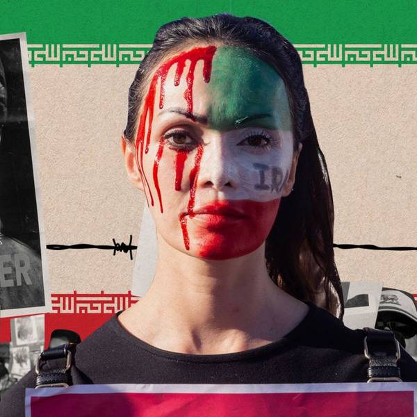 In der Mitte der Montage ist eine Teilnehmerin einer Solidaritätsdemonstration mit einer iranischen Flagge und rotem Blut geschminkt. Im Hintergrund ist die iranische Flagge. Neben der Frau sind Schilder. Eins mit einer Illustration von Mahsa Amini und der Aufschrift „Women Life Freedom“. Das andere Schild zeigt Ali Chamenei, über den zwei erhängte Menschen illustriert sind und die Aufschrift „Murderer“ steht.