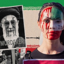 In der Mitte der Montage ist eine Teilnehmerin einer Solidaritätsdemonstration mit einer iranischen Flagge und rotem Blut geschminkt. Im Hintergrund ist die iranische Flagge. Neben der Frau sind Schilder. Eins mit einer Illustration von Mahsa Amini und der Aufschrift „Women Life Freedom“. Das andere Schild zeigt Ali Chamenei, über den zwei erhängte Menschen illustriert sind und die Aufschrift „Murderer“ steht.