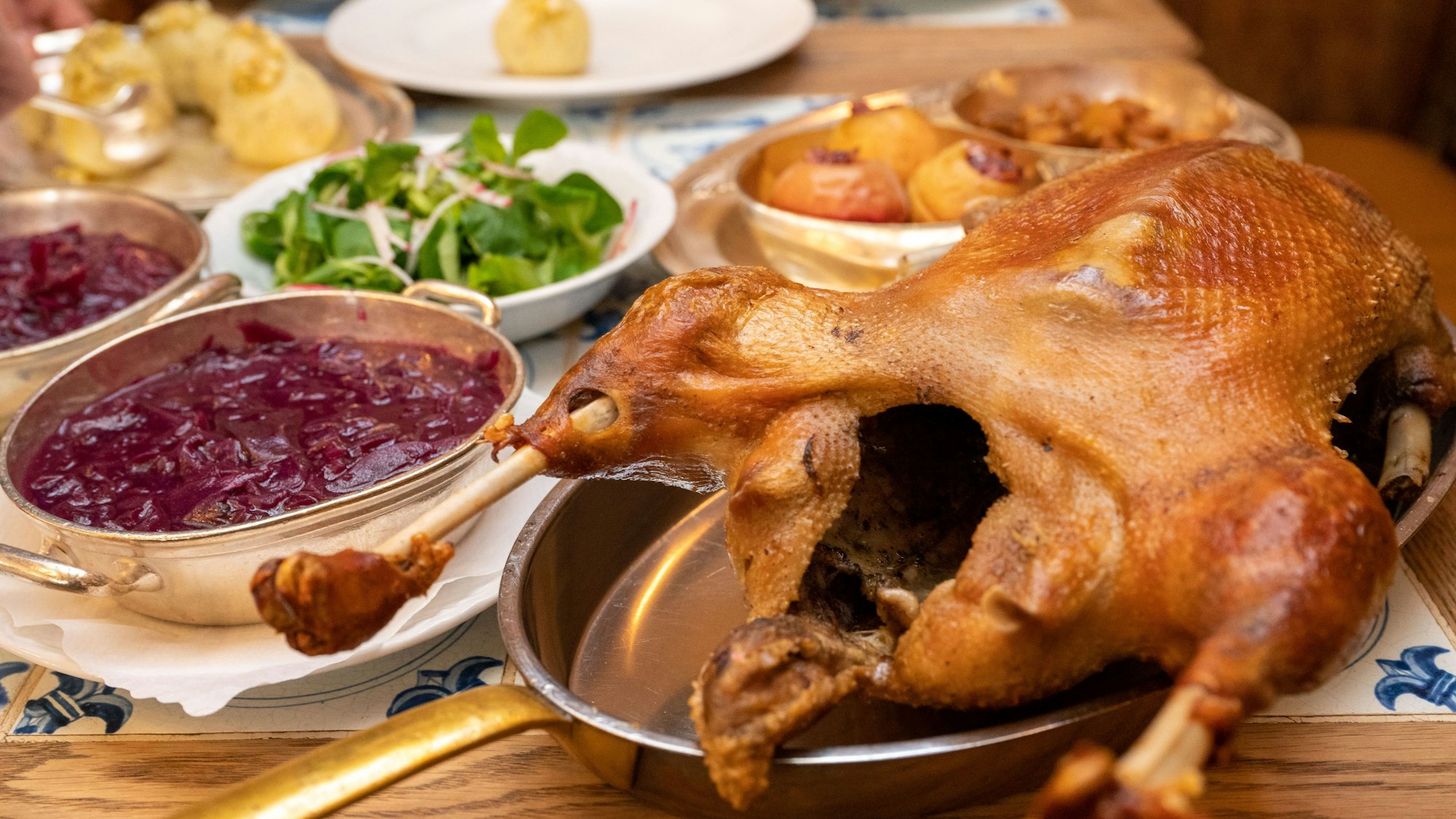Ein Gänsebraten-Menü steht auf einem Tisch.