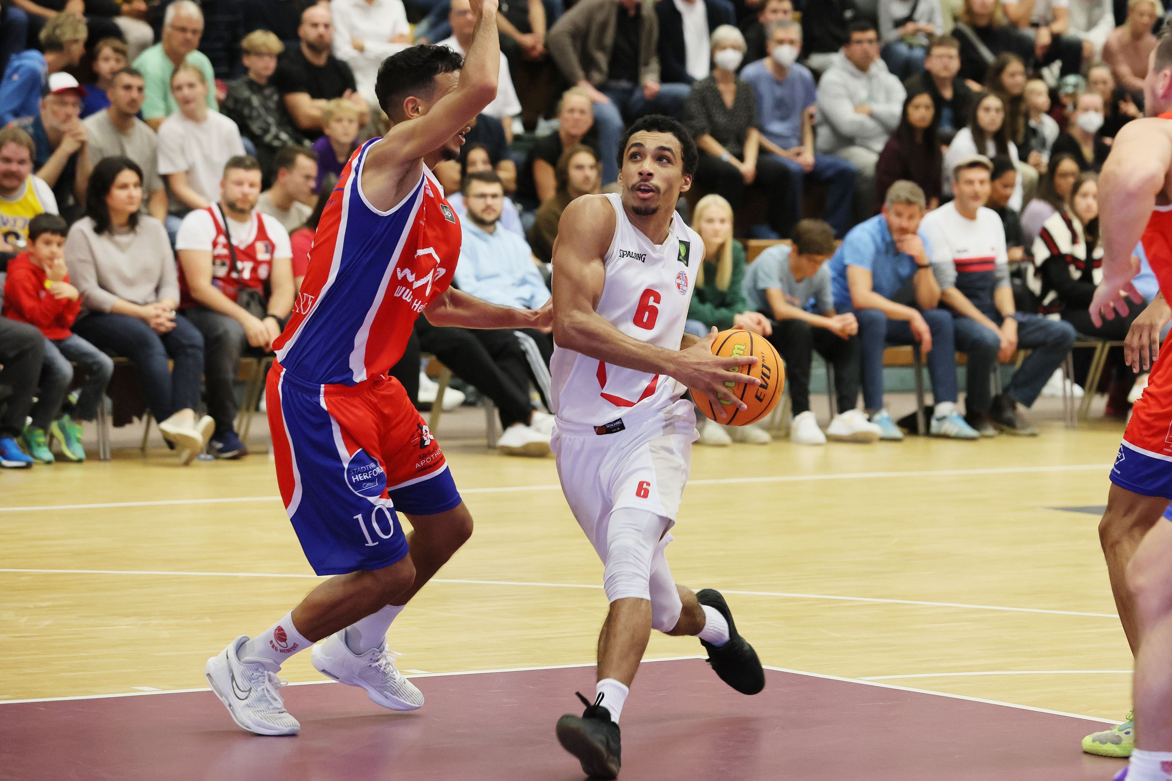 Ein Basketballspieler versucht, sich gegen seinen Gegenspieler durchzusetzen.