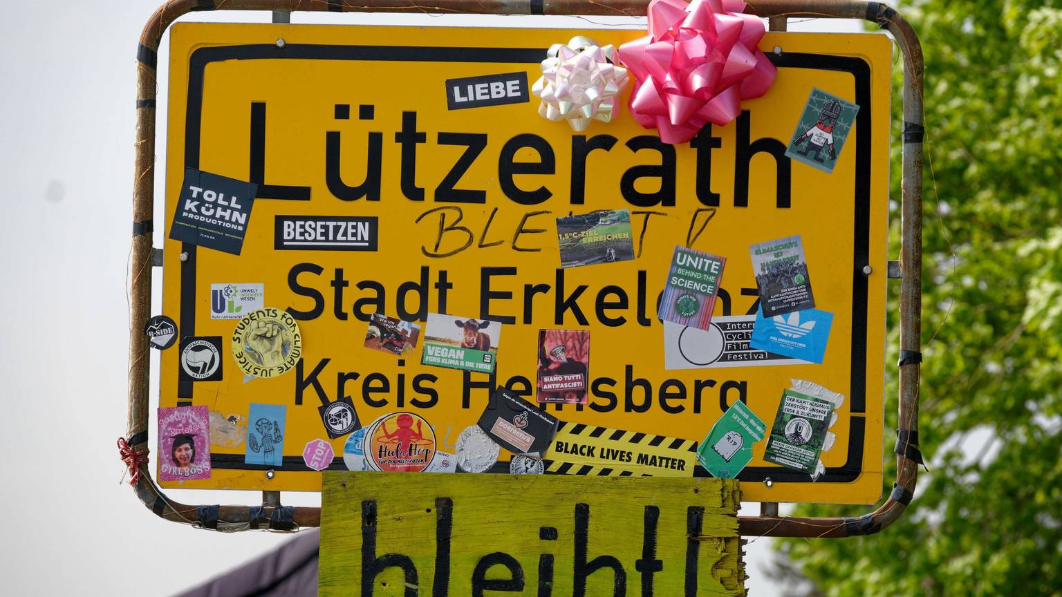 Das Ortsschild von Lützerath. Der Ort am Braunkohletagebau Garzweiler ist von Aktivisten bewohnt und soll dem Tagebau weichen.