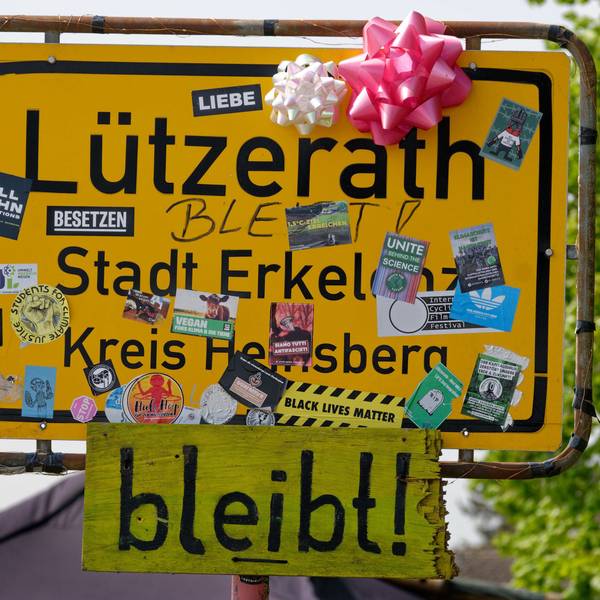 Das Ortsschild von Lützerath. Der Ort am Braunkohletagebau Garzweiler ist von Aktivisten bewohnt und soll dem Tagebau weichen.