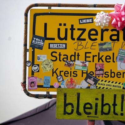 Das Ortsschild von Lützerath. Der Ort am Braunkohletagebau Garzweiler ist von Aktivisten bewohnt und soll dem Tagebau weichen.