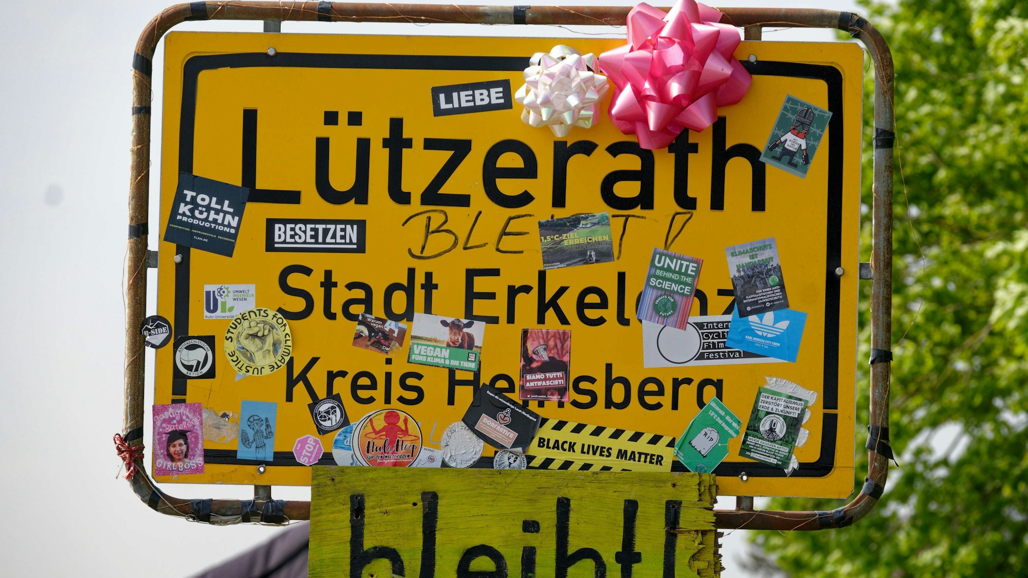 Das Ortsschild von Lützerath. Der Ort am Braunkohletagebau Garzweiler ist von Aktivisten bewohnt und soll dem Tagebau weichen.