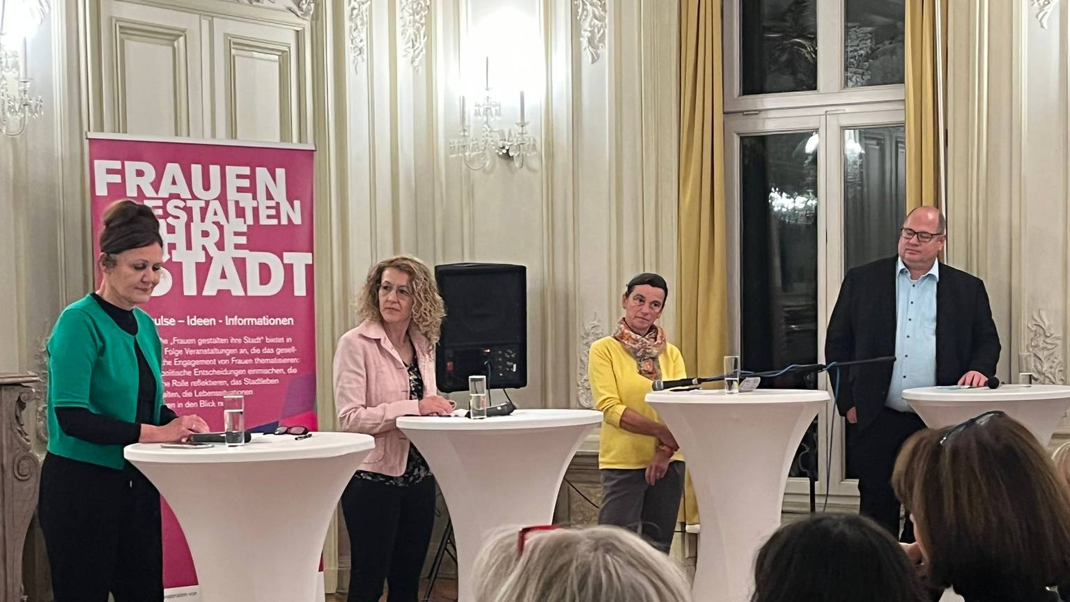 Claudia Wiese, Melanie Went, Monika Ballin-Meyer-Ahrens und Stefan Hebbel stehen an Stehtischen im Spiegelsaal von Schloss Morsbroich.