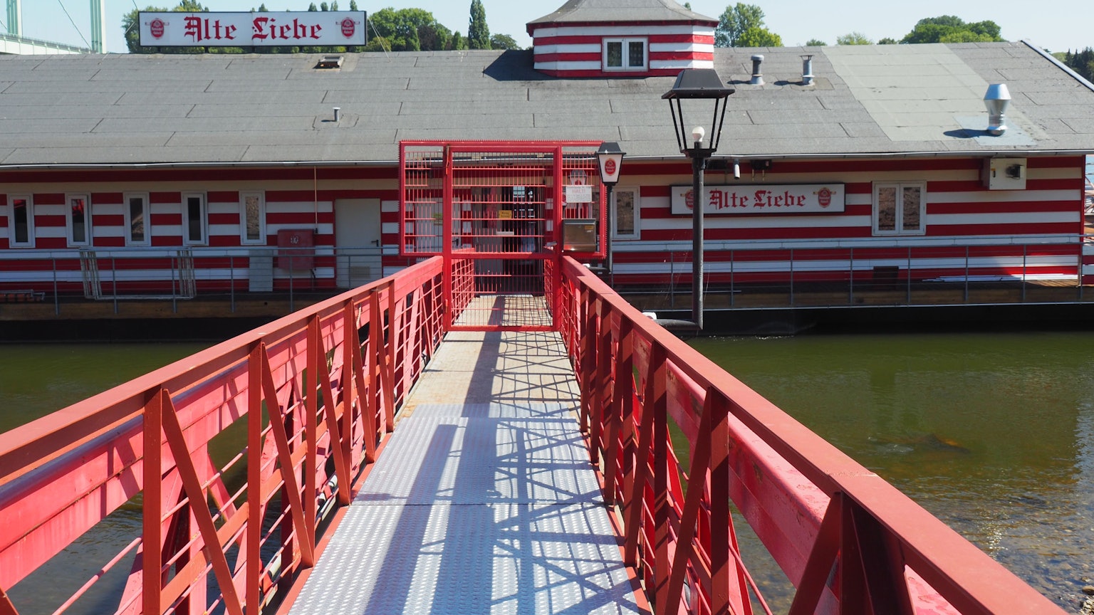 Das Schifflokal „Alte Liebe“ liegt in Köln-Rodenkirchen am Rhein.
