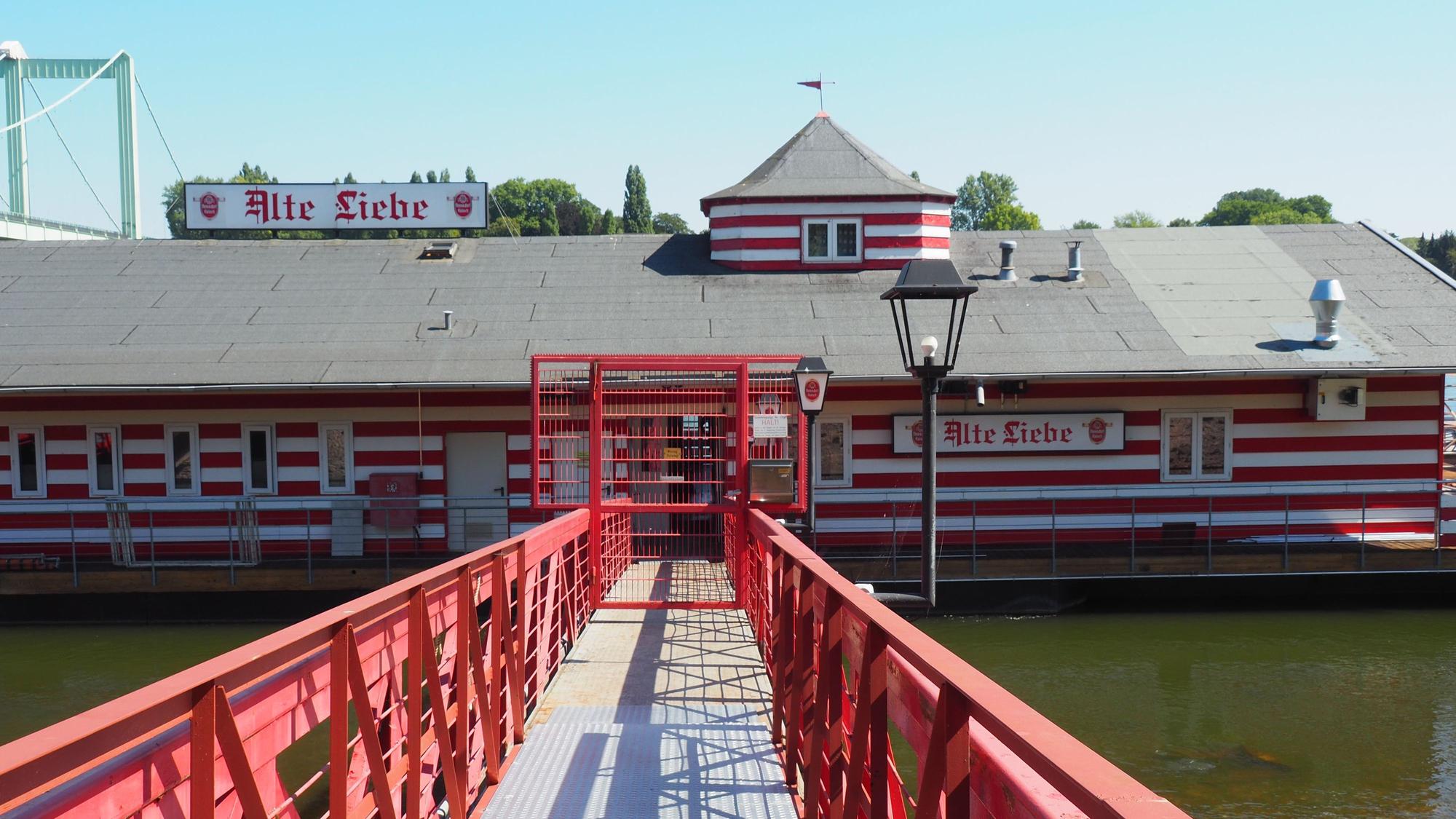 Die Alte liebe in ihrem kölschen rot weiß Look auf dem Rhein.