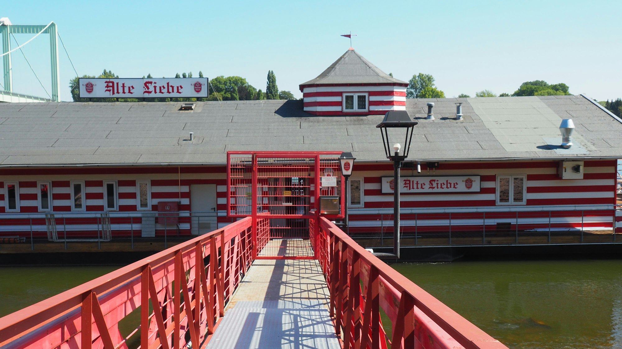 Die Alte liebe in ihrem kölschen rot weiß Look auf dem Rhein.