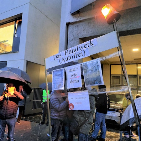 300 Anwohner und Händler zeigen Schilder, auf denen sie die Verkehrsregelung auf der Deutzer Freiheit kritisieren.