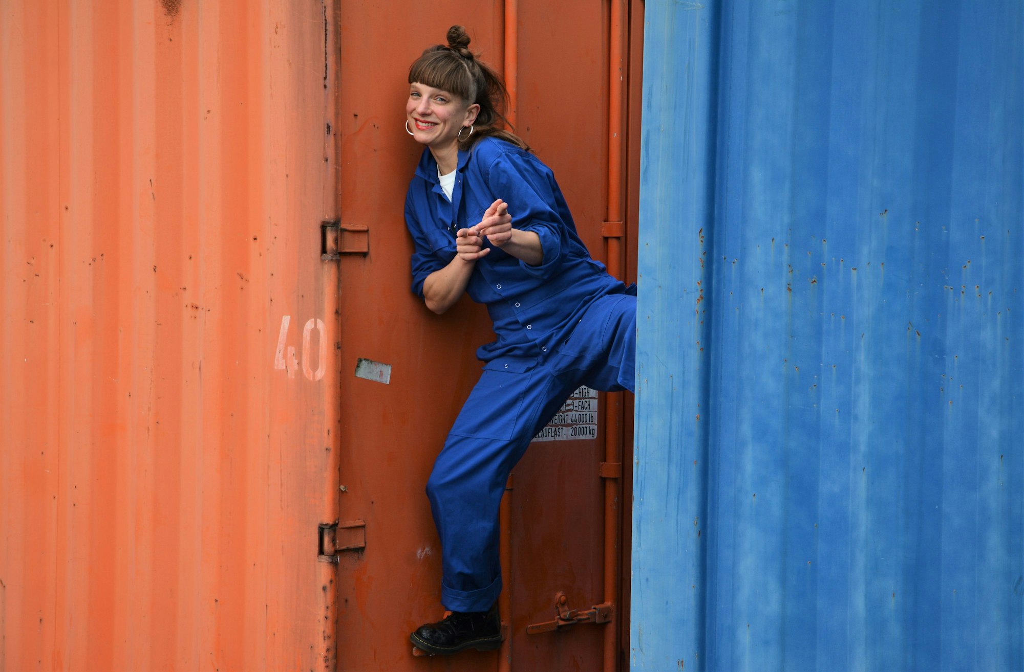 Musikerin Jenny Thiele zwischen Containern.