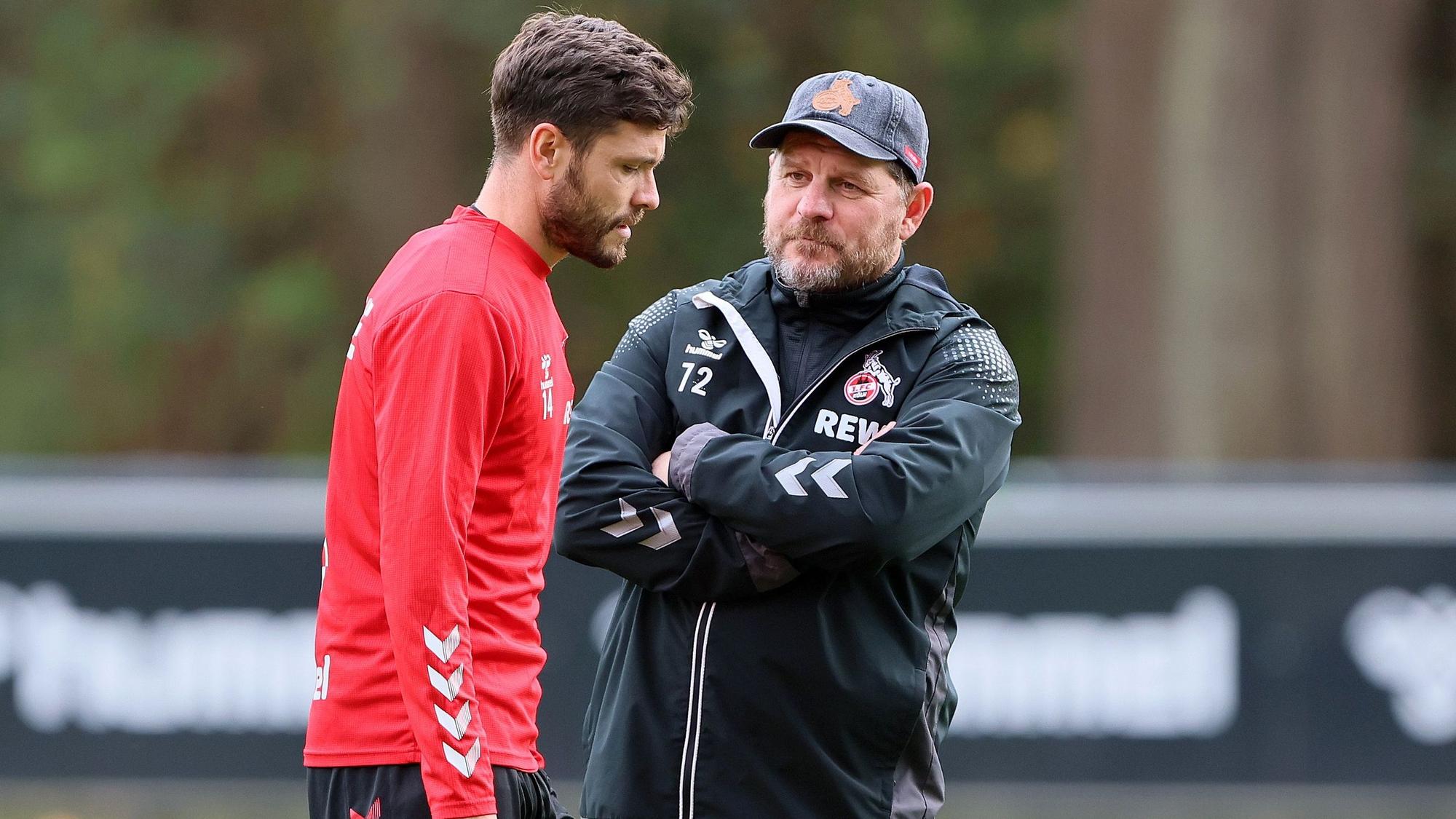 FC-Trainer Steffen Baumgart spricht auf dem Trainingsplatz mit seinem Kapitän Jonas Hector, der nach zwölftägiger Verletzung das Training wieder aufgenommen hat.