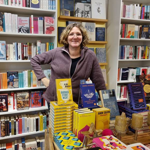 Ute Hentschel steht in ihrer Buchhandlung in Burscheid