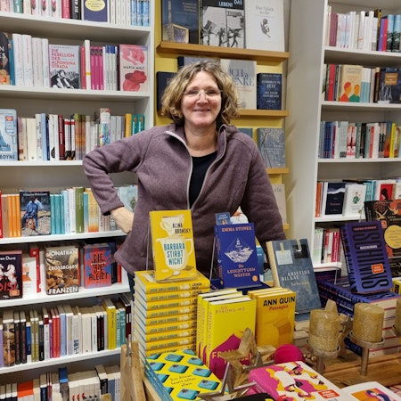 Ute Hentschel steht in ihrer Buchhandlung in Burscheid