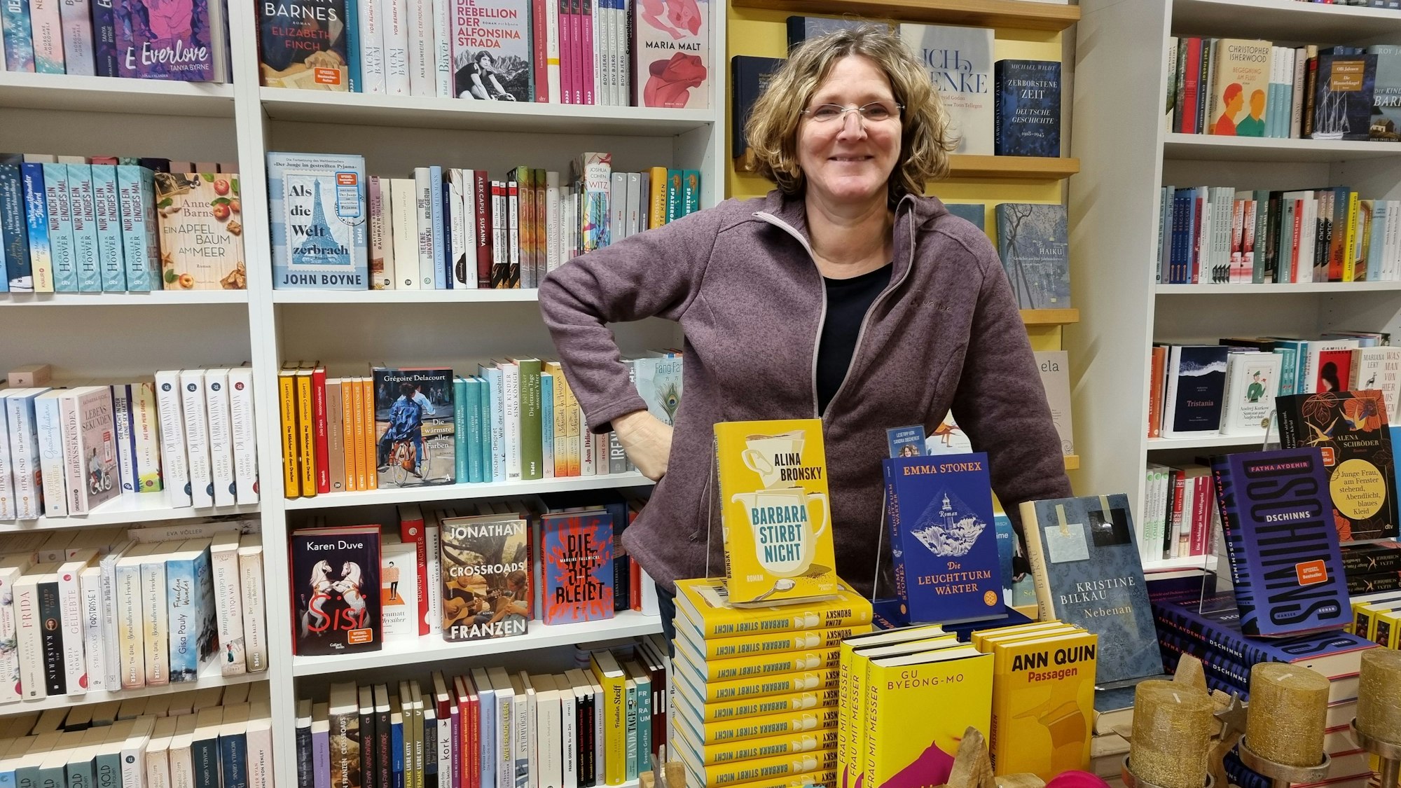 Ute Hentschel steht in ihrer Buchhandlung in Burscheid