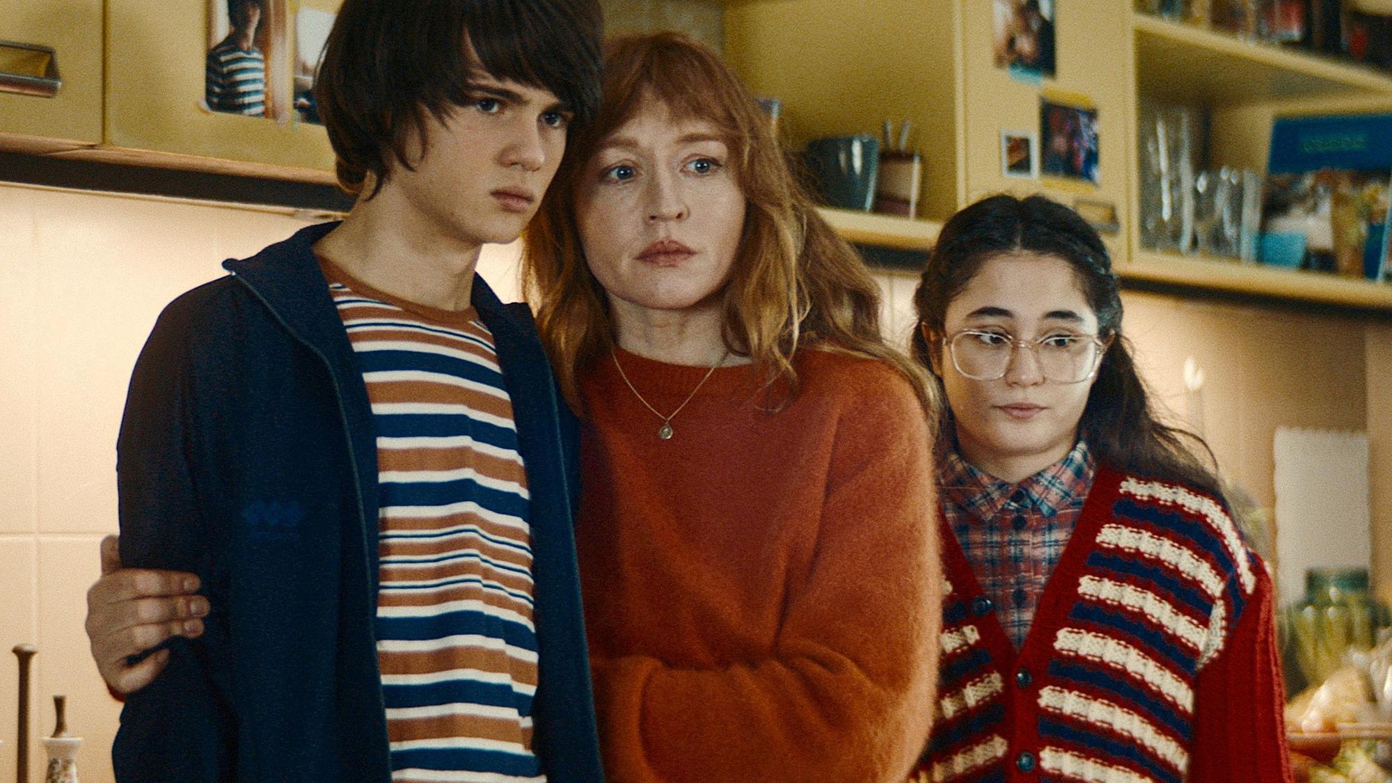 Jacob (Aaron Kissiov) und Hanna (Brigitte Hobmeier) und Mathilda (Derya Dilber) in der Sky-Serie „Souls“.