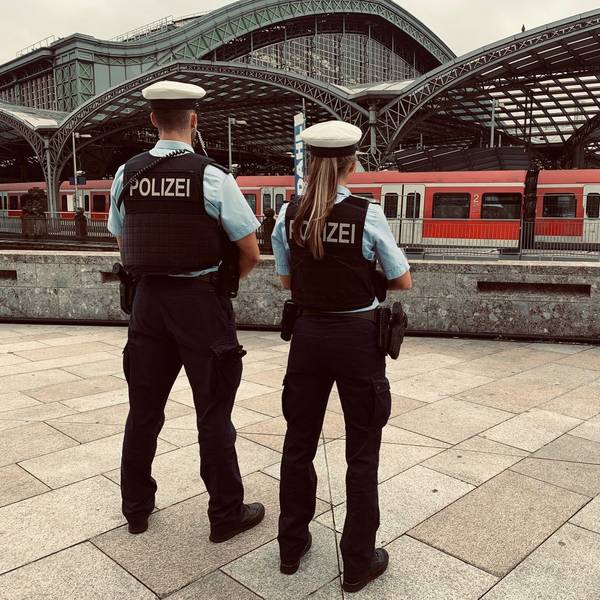 Zwei Bundespolizisten stehen vor dem Kölner Hauptbahnhof.